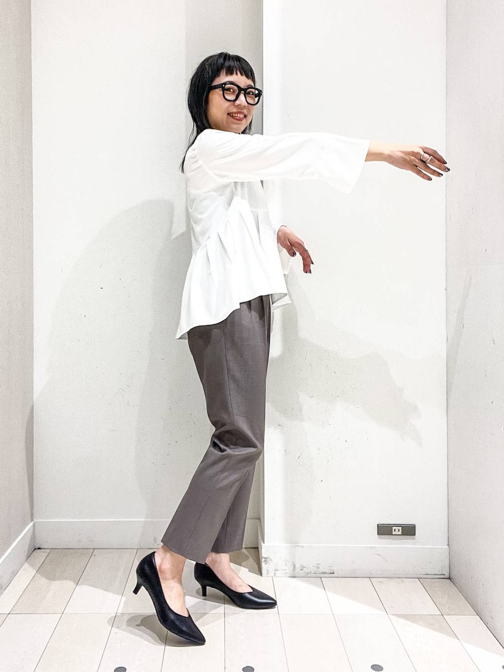 ブラック系のパンプス、ホワイト系のシャツ/ブラウス、ブラウン系のその他パンツを着用したレディースの冬コーディネートの9枚目の写真