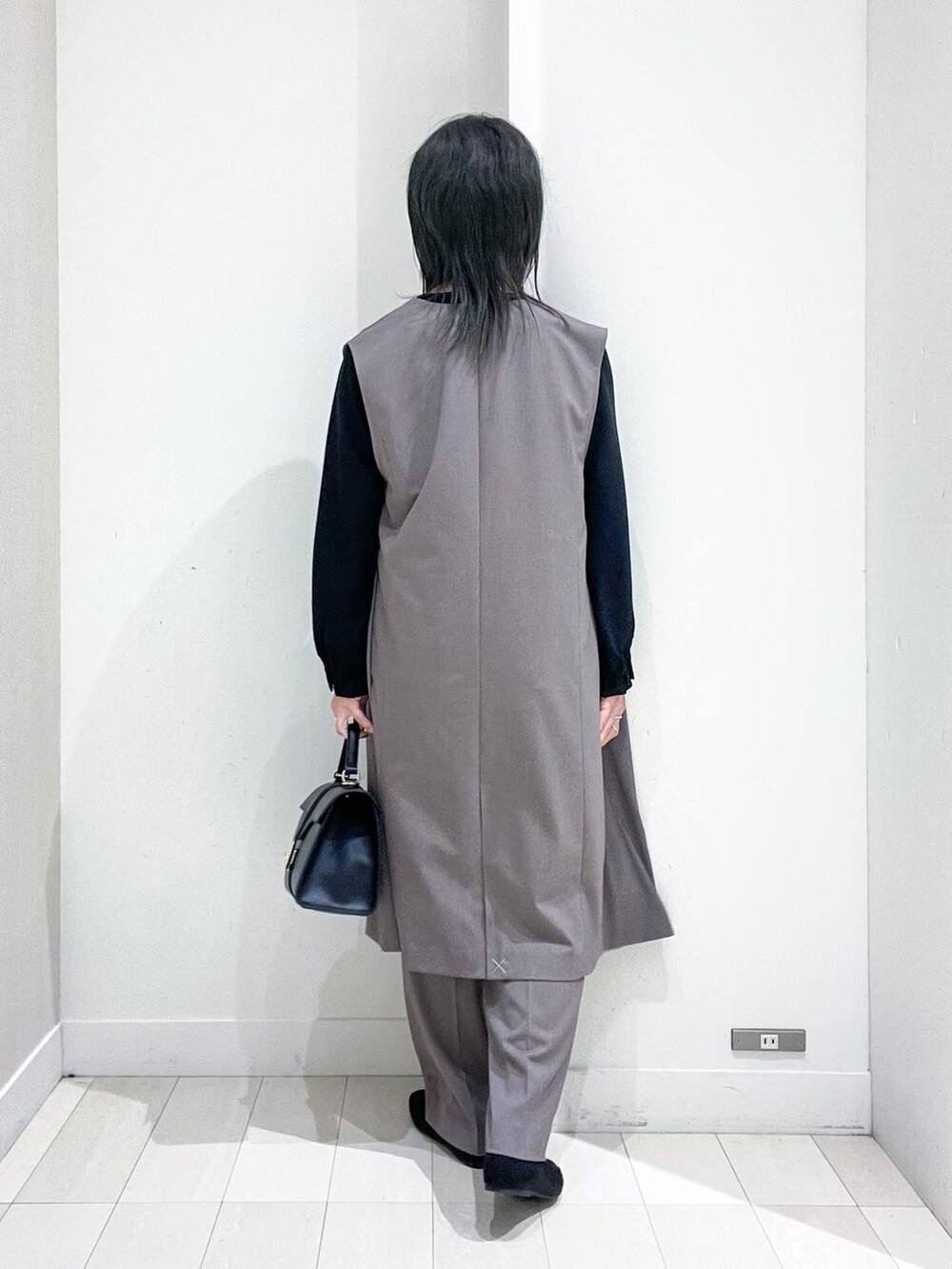 ブラック系のパンプス、ブラック系のシャツ/ブラウス、ブラウン系のその他パンツを着用したレディースの冬コーディネートの4枚目の写真