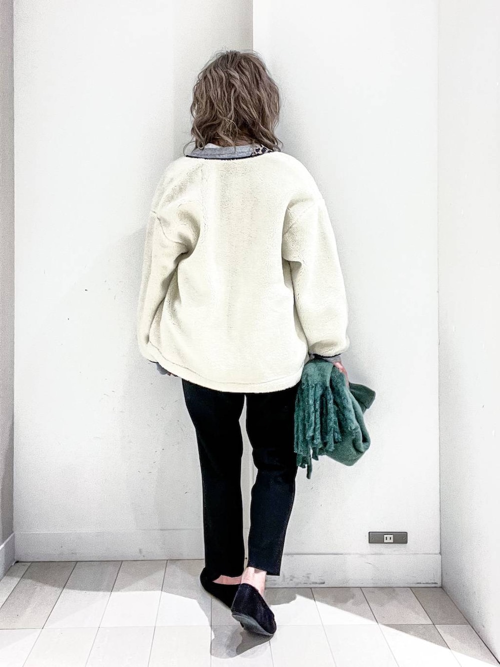 その他のTシャツ/カットソー、グレー系のニット/セーター、ホワイト系のブルゾンを着用したレディースの冬コーディネートの4枚目の写真