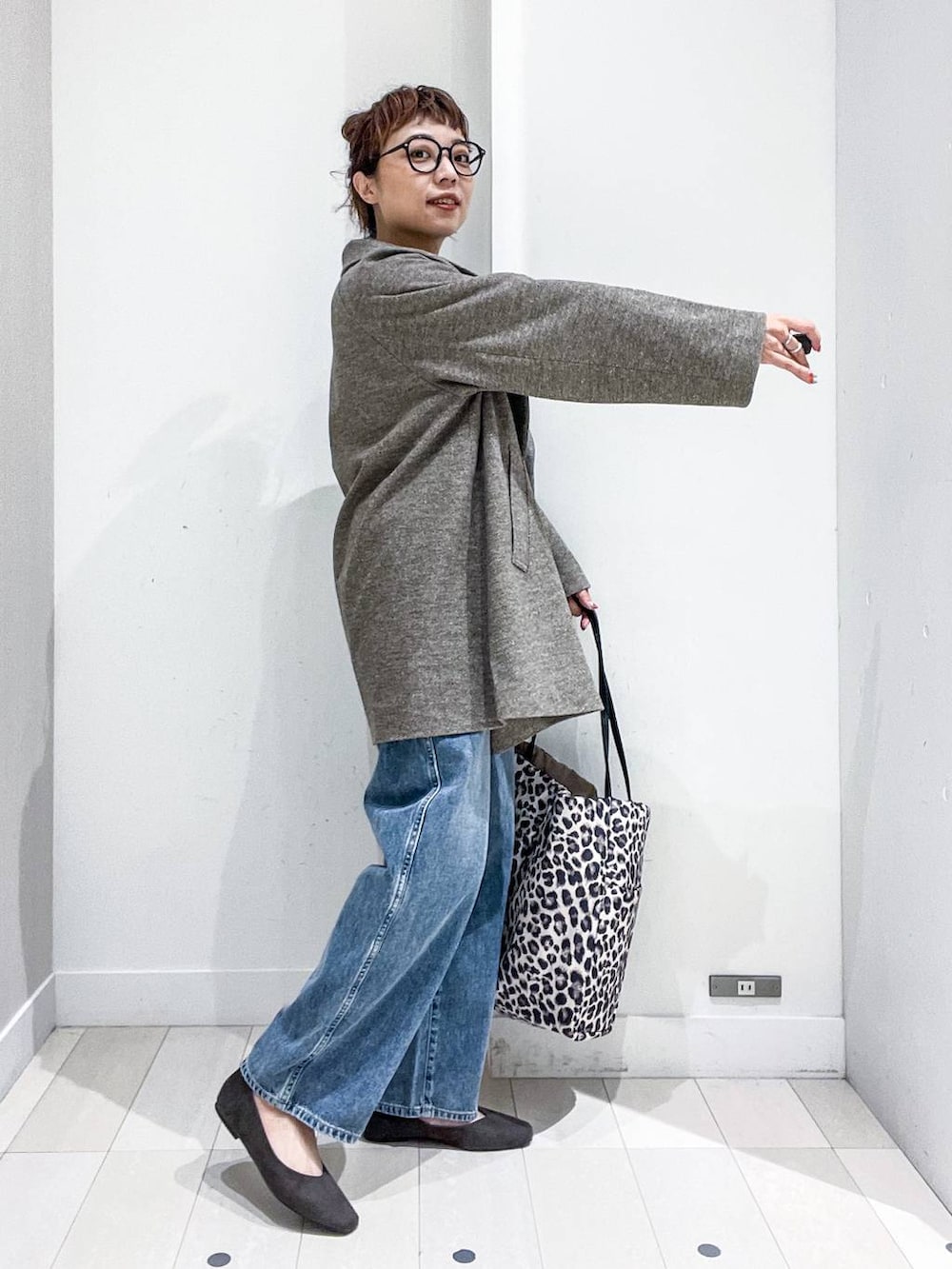 ブラウン系のピーコート、ブラック系のニット/セーター、グレー系のパンプスを着用したレディースの秋コーディネートの5枚目の写真