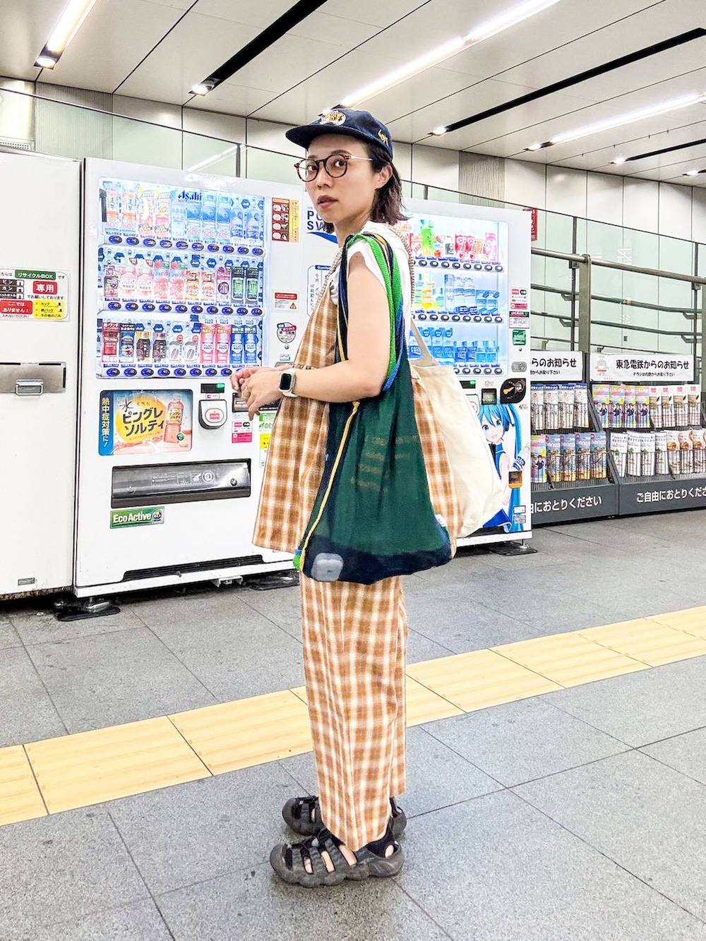 ホワイト系のTシャツ/カットソーを着用したレディースの夏コーディネートの6枚目の写真