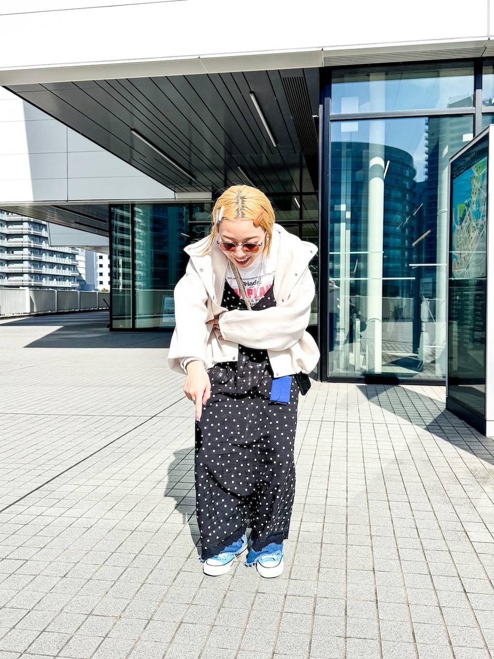 ホワイト系のブルゾン、ブラック系のワンピースを着用したレディースの冬コーディネートの5枚目の写真