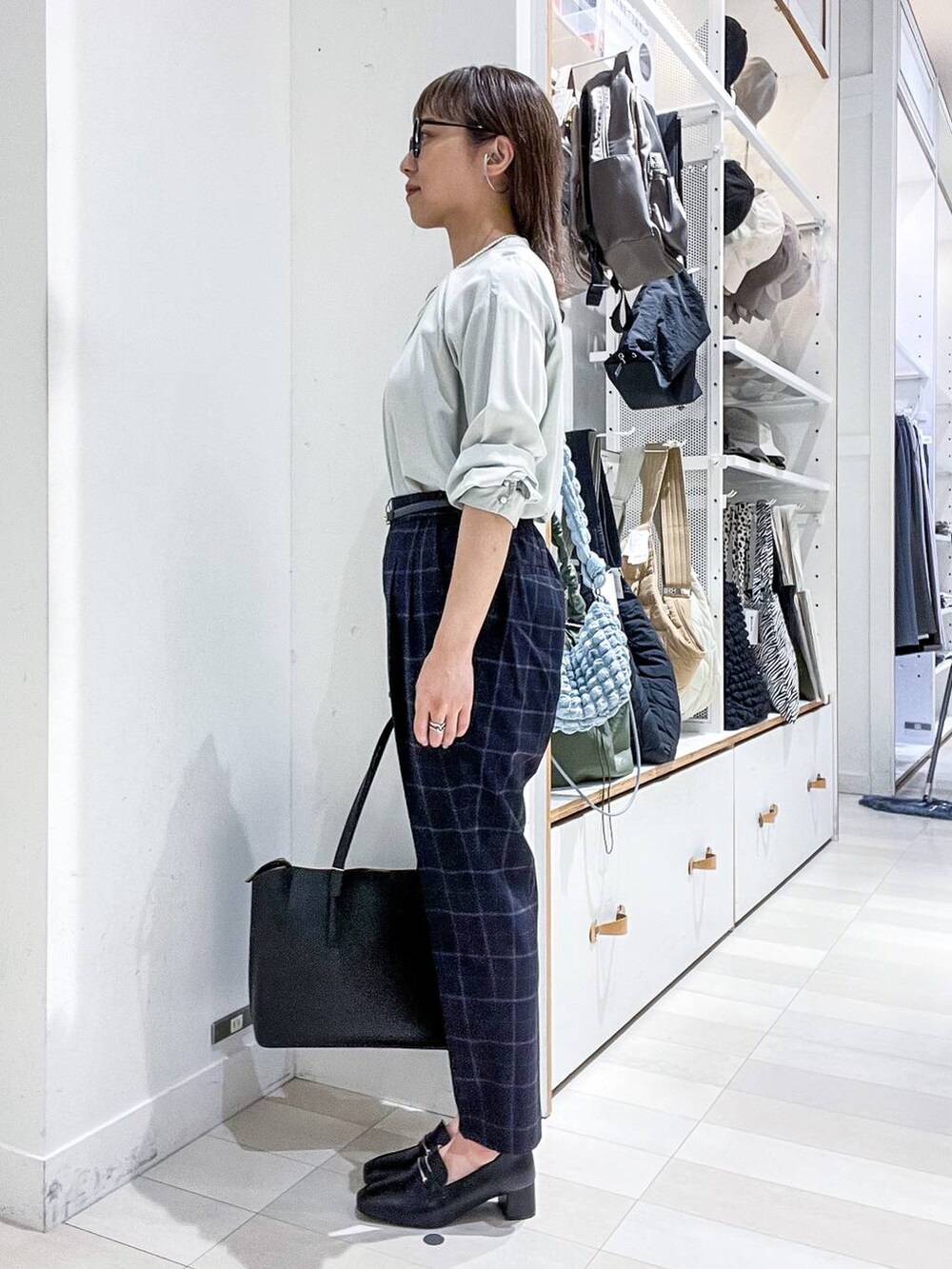 ブルー系のその他パンツ、グリーン系のシャツ/ブラウス、ブラック系のトートバッグを着用したレディースの夏コーディネートの3枚目の写真