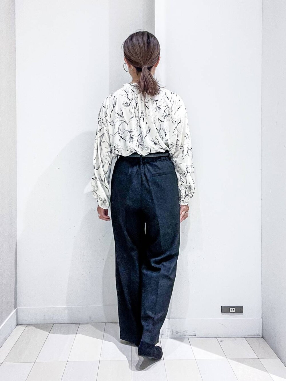 ブラック系のその他パンツ、ホワイト系のシャツ/ブラウス、グレー系のカーディガン/ボレロを着用したレディースの秋コーディネートの8枚目の写真