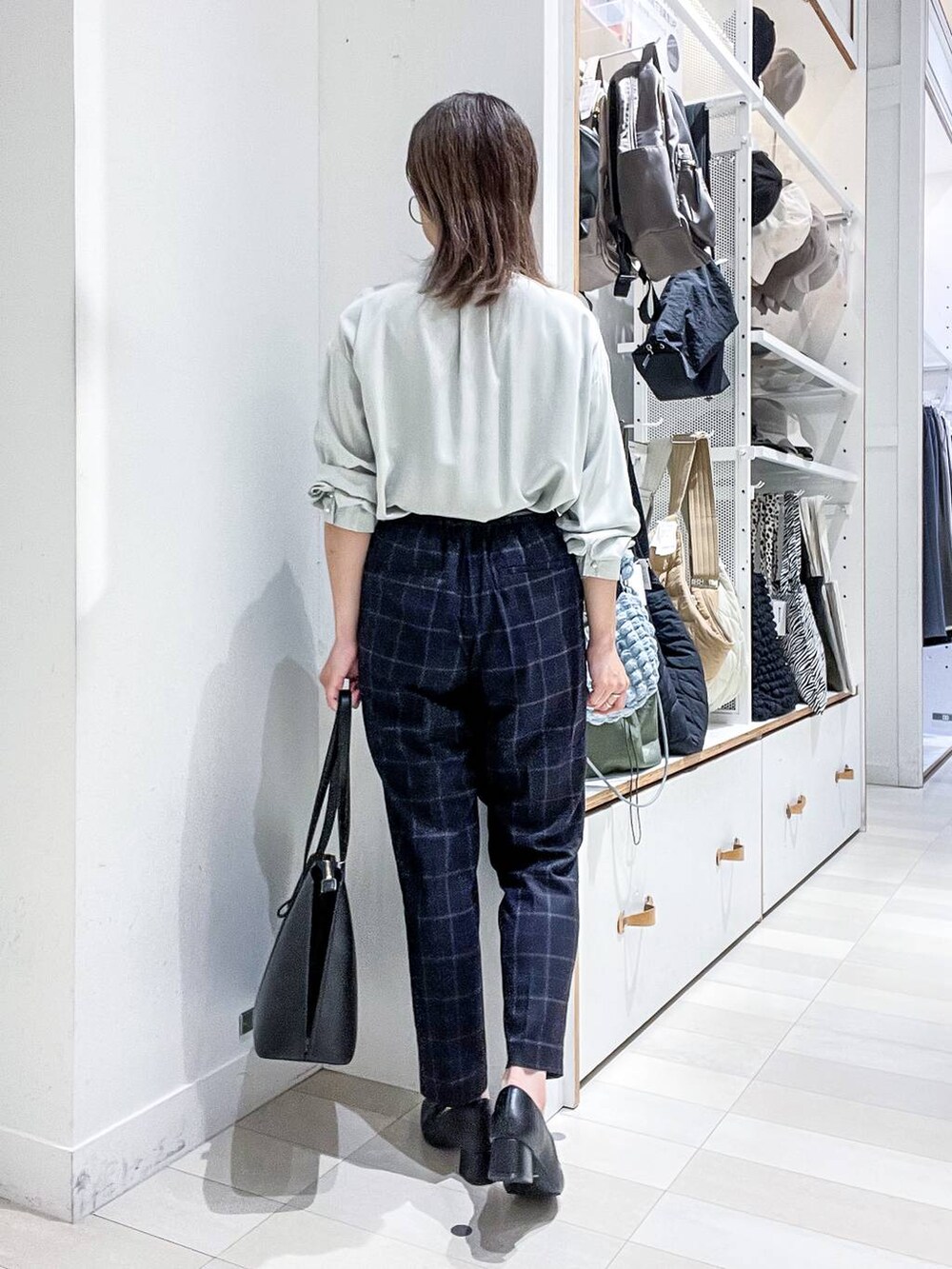 ブルー系のその他パンツ、グリーン系のシャツ/ブラウス、ブラック系のトートバッグを着用したレディースの夏コーディネートの4枚目の写真