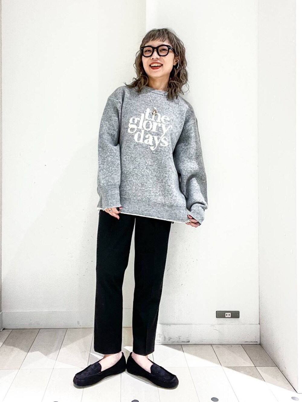 その他のTシャツ/カットソー、グレー系のニット/セーター、ホワイト系のブルゾンを着用したレディースの冬コーディネートの6枚目の写真