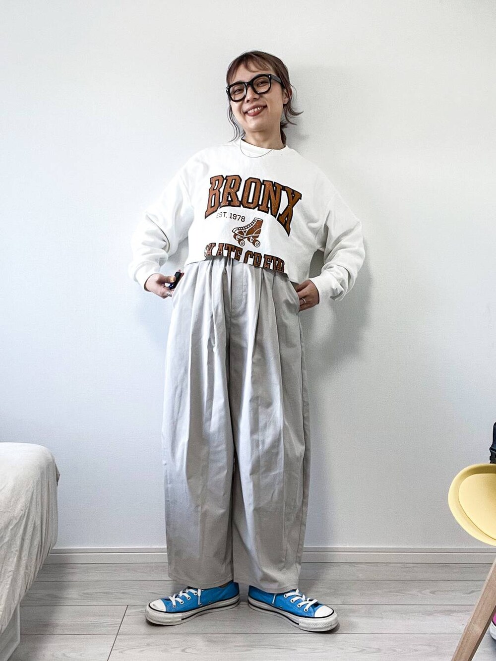 ホワイト系のスウェット、グレー系のその他パンツを着用したレディースの春コーディネートの7枚目の写真