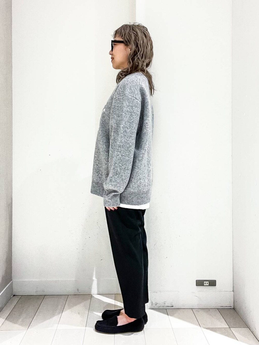 その他のTシャツ/カットソー、グレー系のニット/セーター、ホワイト系のブルゾンを着用したレディースの冬コーディネートの7枚目の写真
