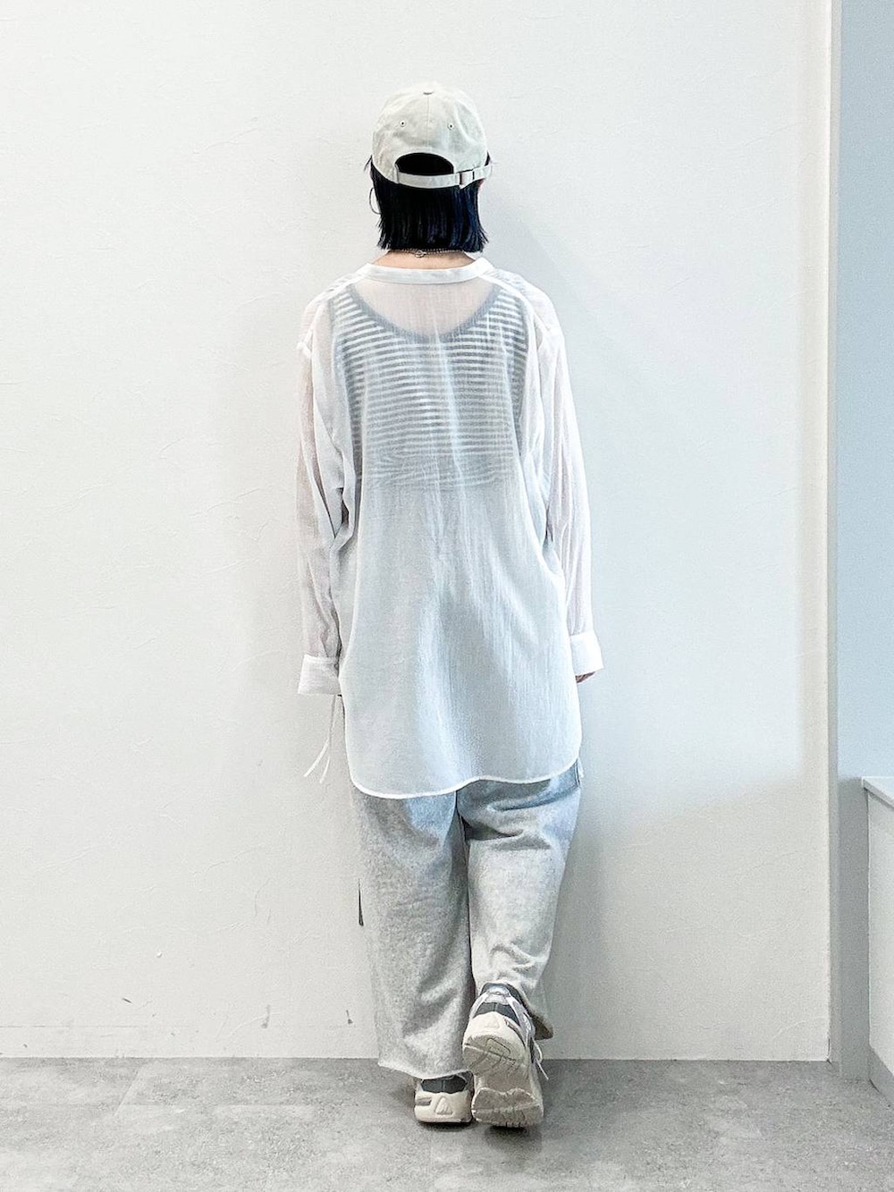 グレー系のスウェットパンツ、ホワイト系のシャツ/ブラウス、ホワイト系のキャップを着用したレディースの春コーディネートの4枚目の写真