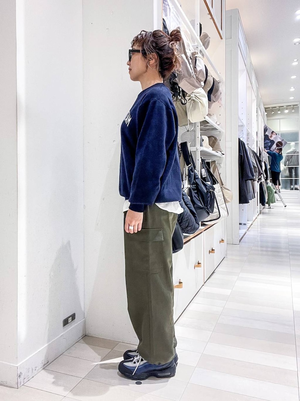 その他のTシャツ/カットソー、ブルー系のニット/セーター、グリーン系のカーゴパンツを着用したレディースの秋コーディネートの3枚目の写真