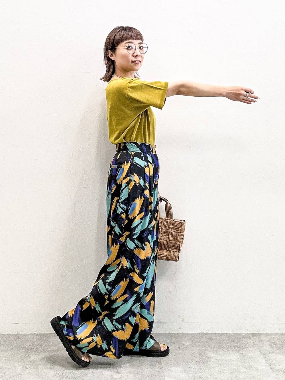 グリーン系のサンダル、イエロー系のTシャツ/カットソー、ブラック系のその他パンツを着用したレディースの夏コーディネートの5枚目の写真