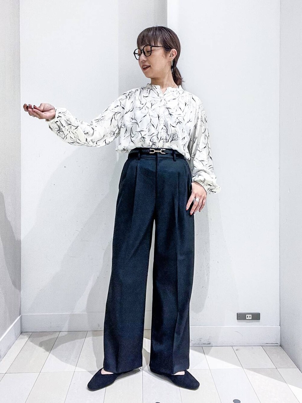 ブラック系のその他パンツ、ホワイト系のシャツ/ブラウス、グレー系のカーディガン/ボレロを着用したレディースの秋コーディネートの6枚目の写真