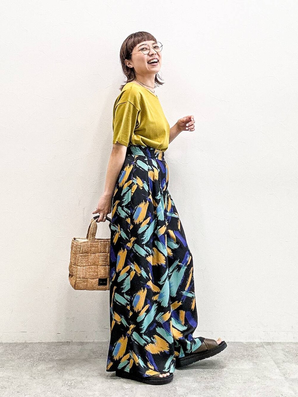 グリーン系のサンダル、イエロー系のTシャツ/カットソー、ブラック系のその他パンツを着用したレディースの夏コーディネートの6枚目の写真