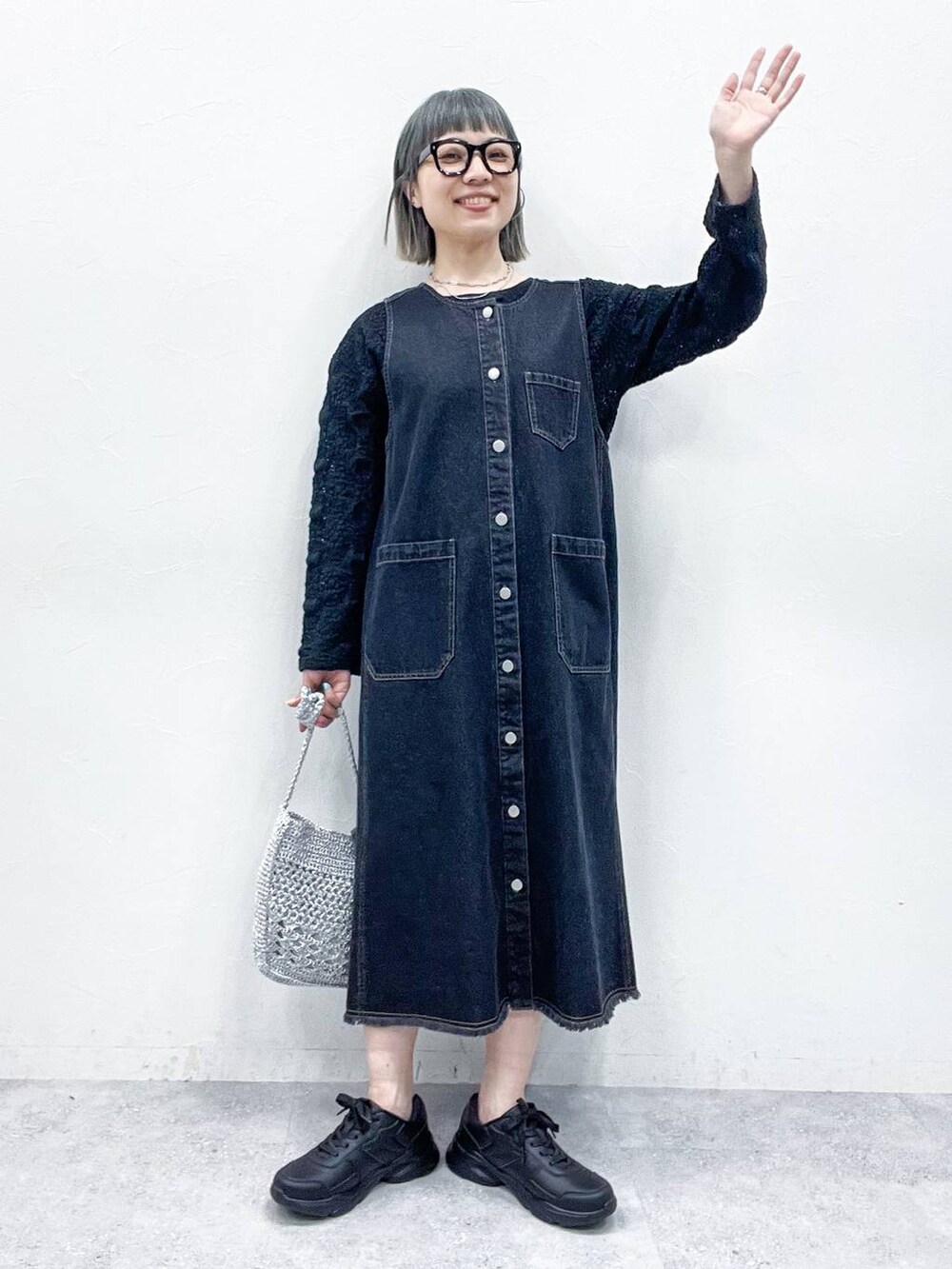 ブラック系のTシャツ/カットソーを着用したレディースの春コーディネートの8枚目の写真