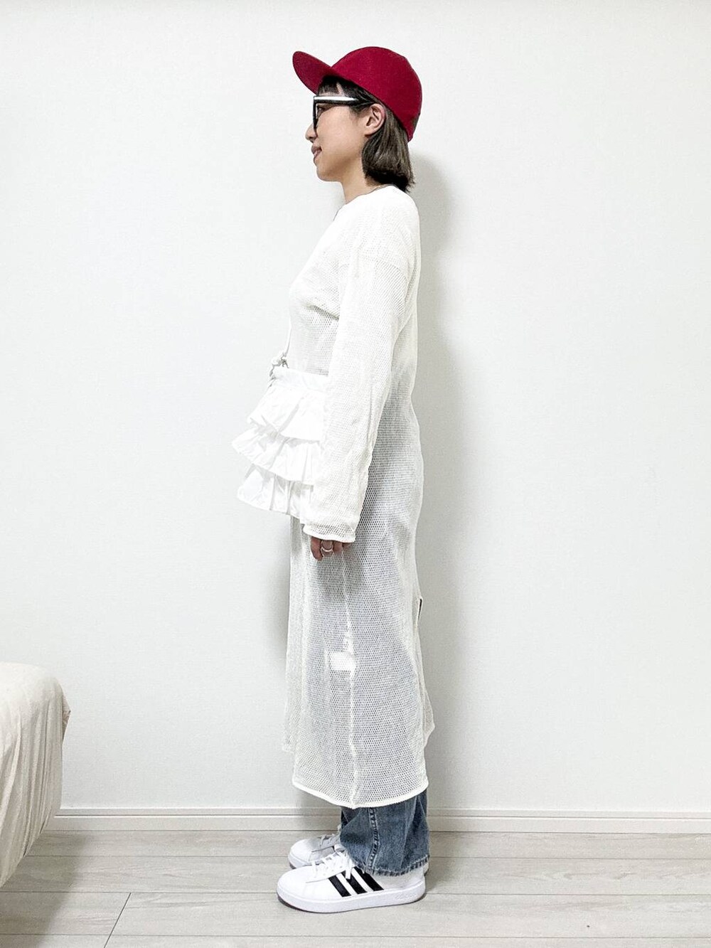 ホワイト系のショルダーバッグ、ホワイト系のワンピース、ホワイト系のTシャツ/カットソーを着用したレディースの春コーディネートの3枚目の写真