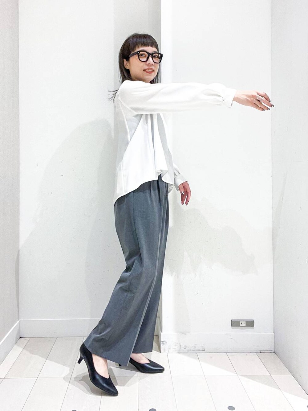 ブラック系のパンプス、ホワイト系のノーカラージャケット、ホワイト系のシャツ/ブラウスを着用したレディースの冬コーディネートの9枚目の写真