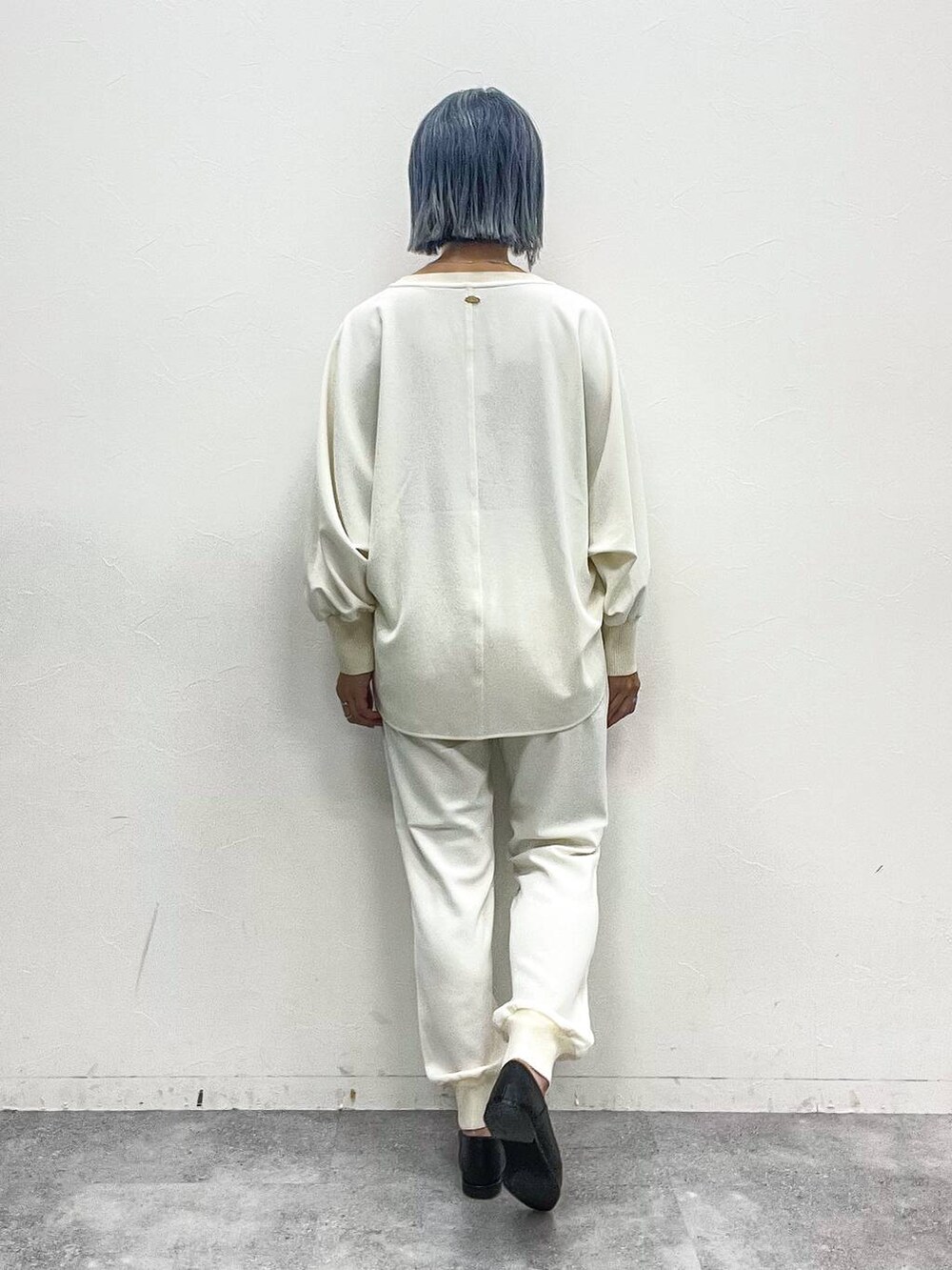 ホワイト系のトートバッグ、ブラック系のローファー、ホワイト系のその他パンツを着用したレディースの春コーディネートの8枚目の写真