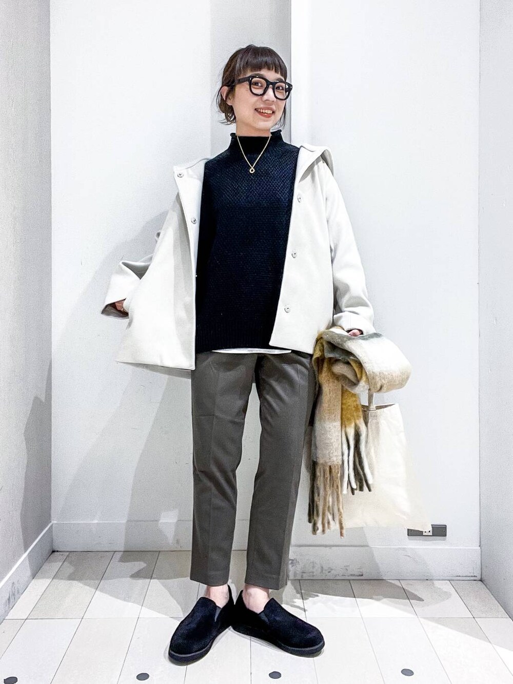 ホワイト系のトートバッグ、ホワイト系のその他アウター、その他のTシャツ/カットソーを着用したレディースの秋コーディネートの2枚目の写真