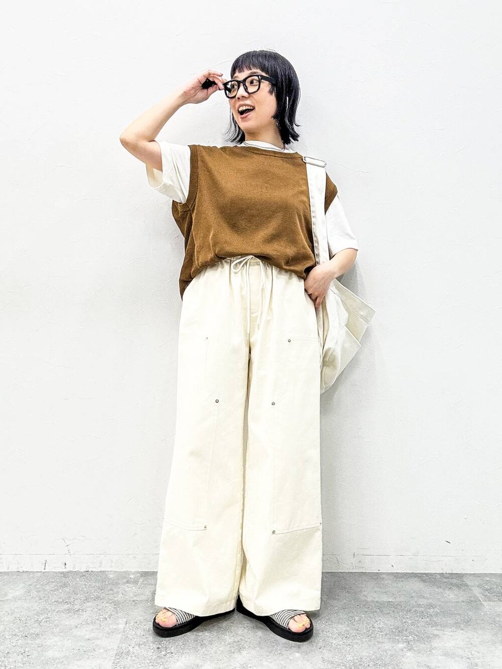 ホワイト系のその他パンツ、ホワイト系のショルダーバッグ、ホワイト系のTシャツ/カットソーを着用したレディースの春コーディネートの7枚目の写真