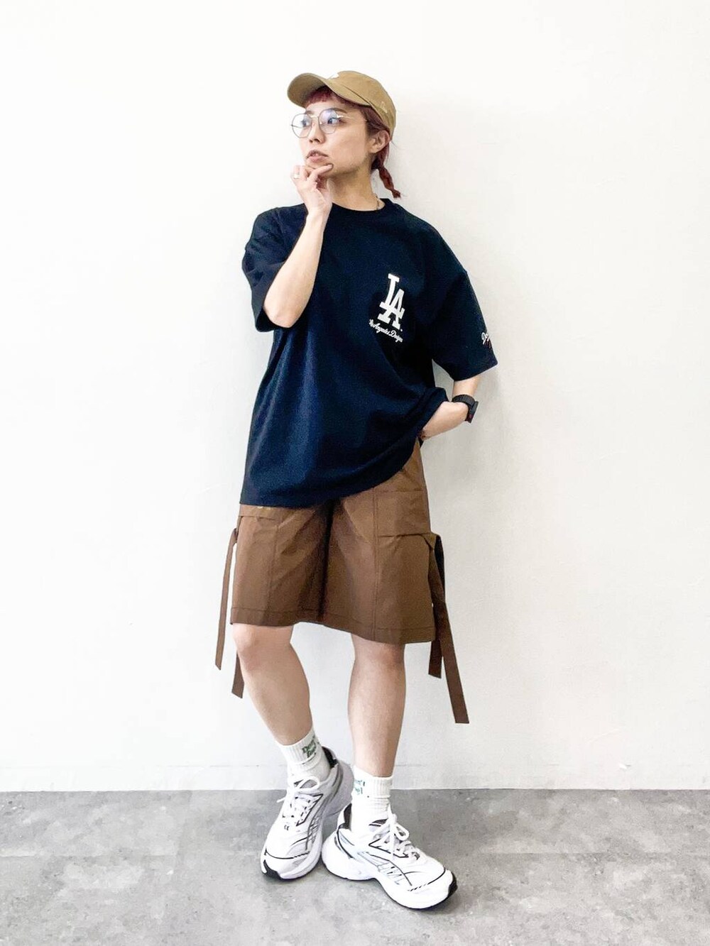 ブラウン系のカーゴパンツ、ブラック系のTシャツ/カットソー、ベージュ系のキャップを着用したレディースの夏コーディネートの9枚目の写真