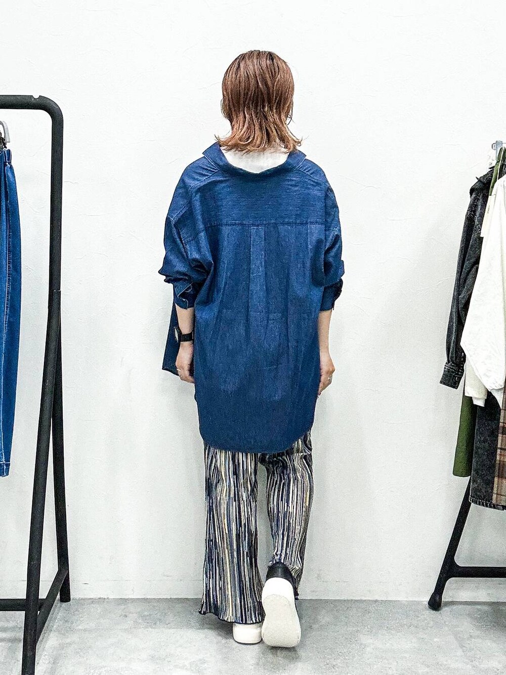 ブラック系のスリッポン、ブルー系のその他パンツ、ブルー系のシャツ/ブラウスを着用したレディースの秋コーディネートの4枚目の写真