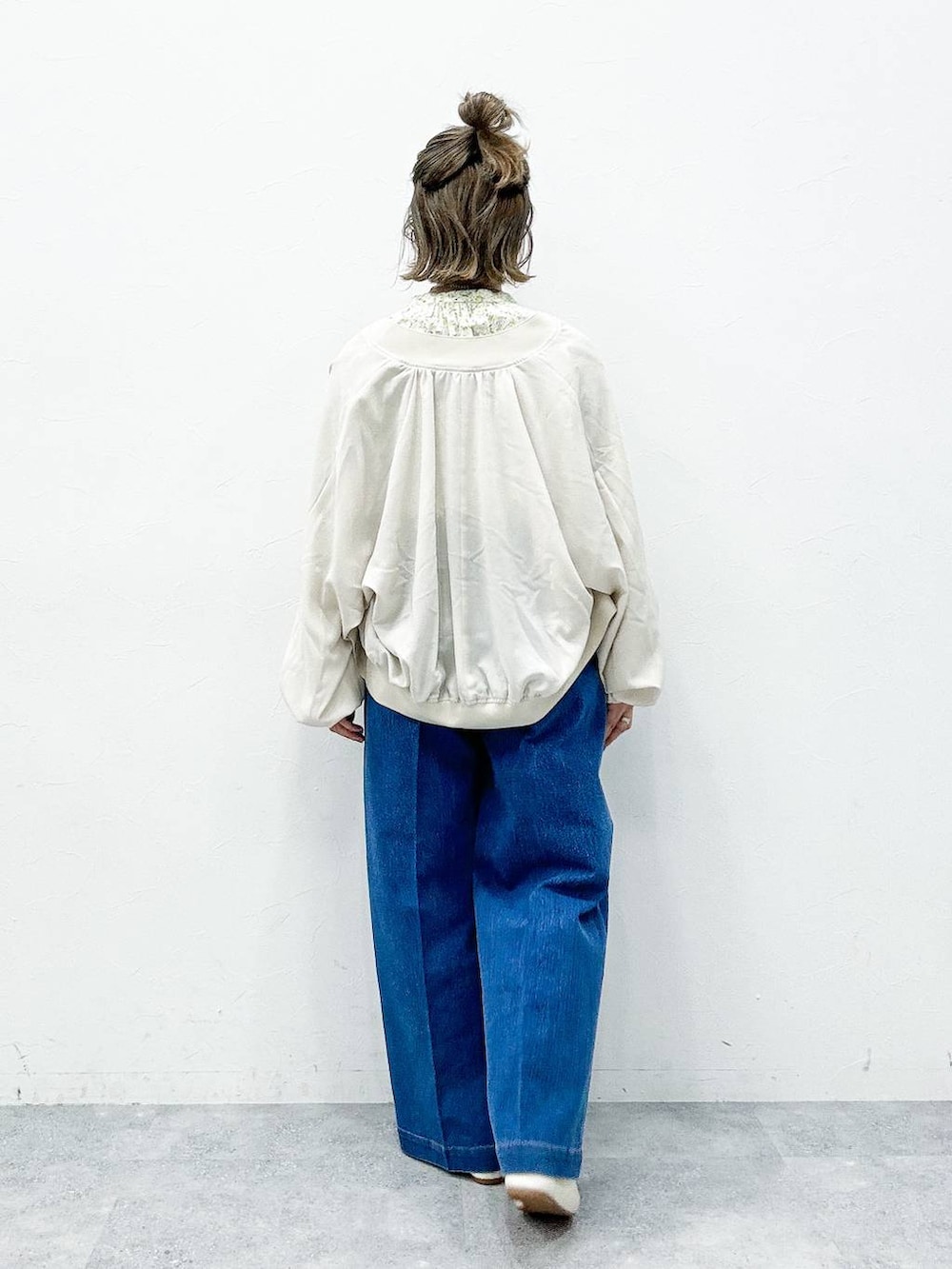 ブルー系のデニムパンツ、ホワイト系のパンプス、イエロー系のシャツ/ブラウスを着用したレディースの春コーディネートの4枚目の写真