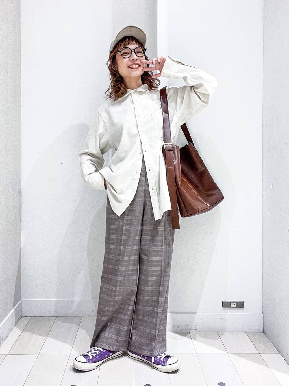 ブラウン系のその他パンツ、ホワイト系のシャツ/ブラウス、ブラウン系のショルダーバッグを着用したレディースの秋コーディネートの2枚目の写真