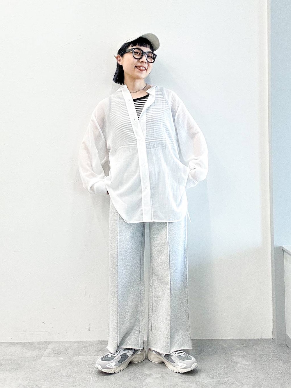 グレー系のスウェットパンツ、ホワイト系のシャツ/ブラウス、ホワイト系のキャップを着用したレディースの春コーディネートの2枚目の写真