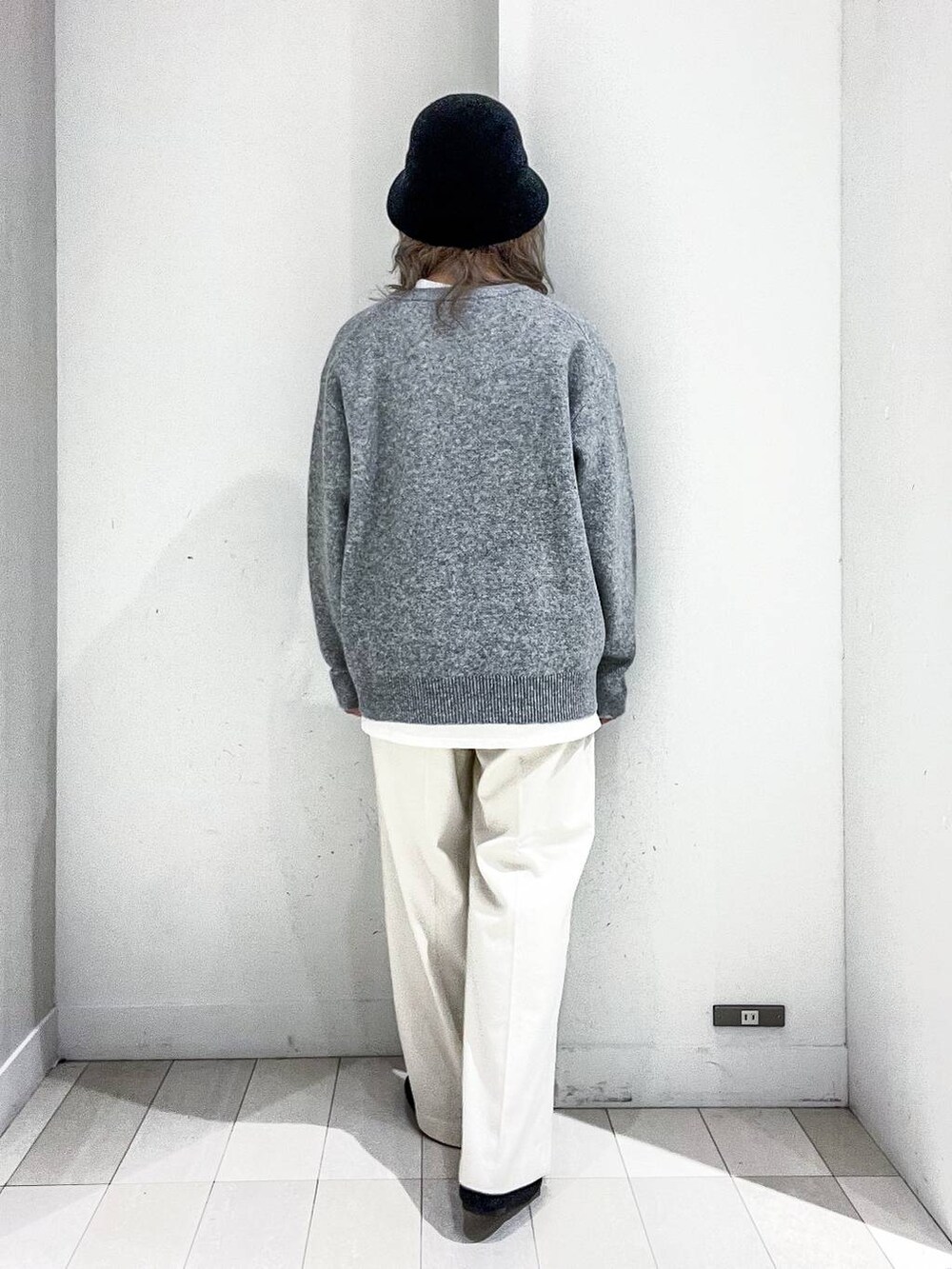 グレー系のその他アウター、その他のTシャツ/カットソー、グレー系のニット/セーターを着用したレディースの冬コーディネートの8枚目の写真