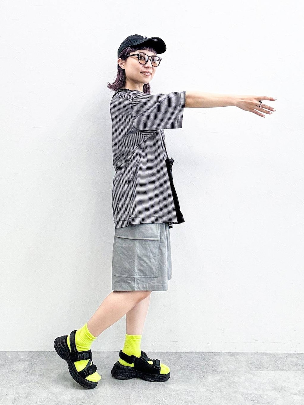 ブラック系のTシャツ/カットソー、ブラック系のサンダル、ブラック系のショルダーバッグを着用したレディースの夏コーディネートの9枚目の写真