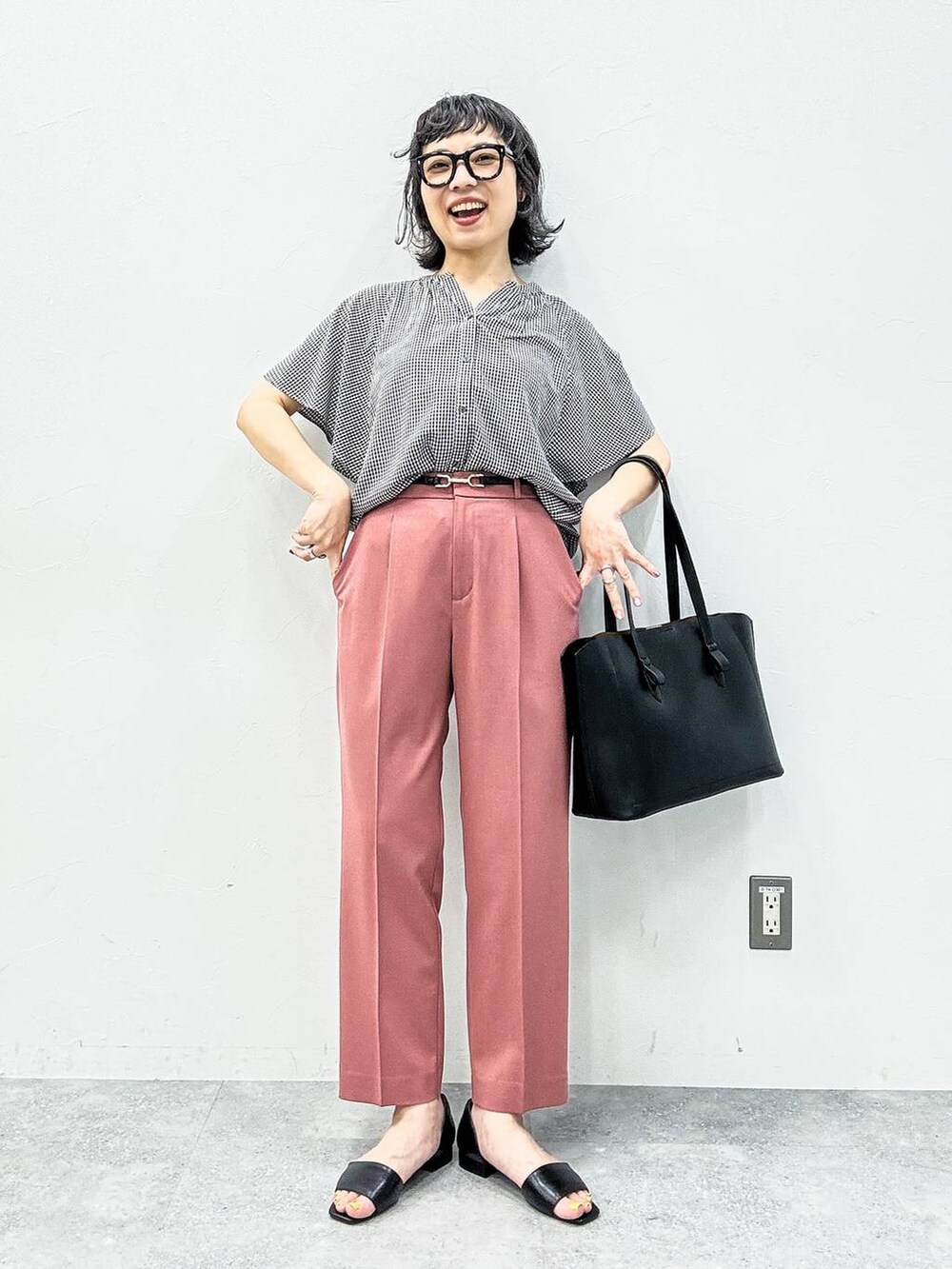 ブラック系のサンダル、その他のトートバッグ、ピンク系のその他パンツを着用したレディースの春コーディネートの7枚目の写真