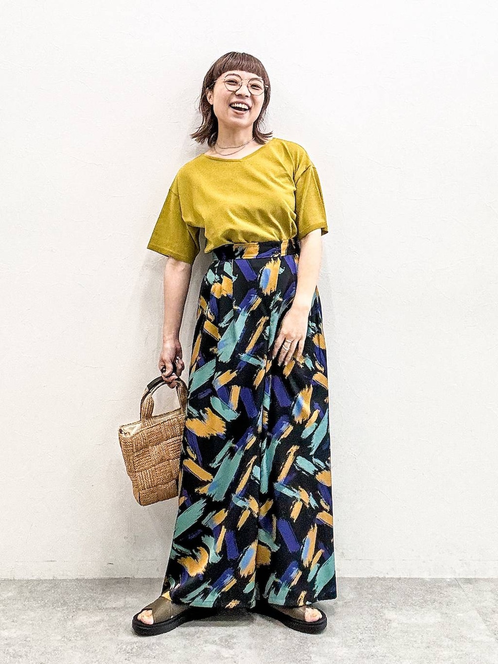 グリーン系のサンダル、イエロー系のTシャツ/カットソー、ブラック系のその他パンツを着用したレディースの夏コーディネートの7枚目の写真