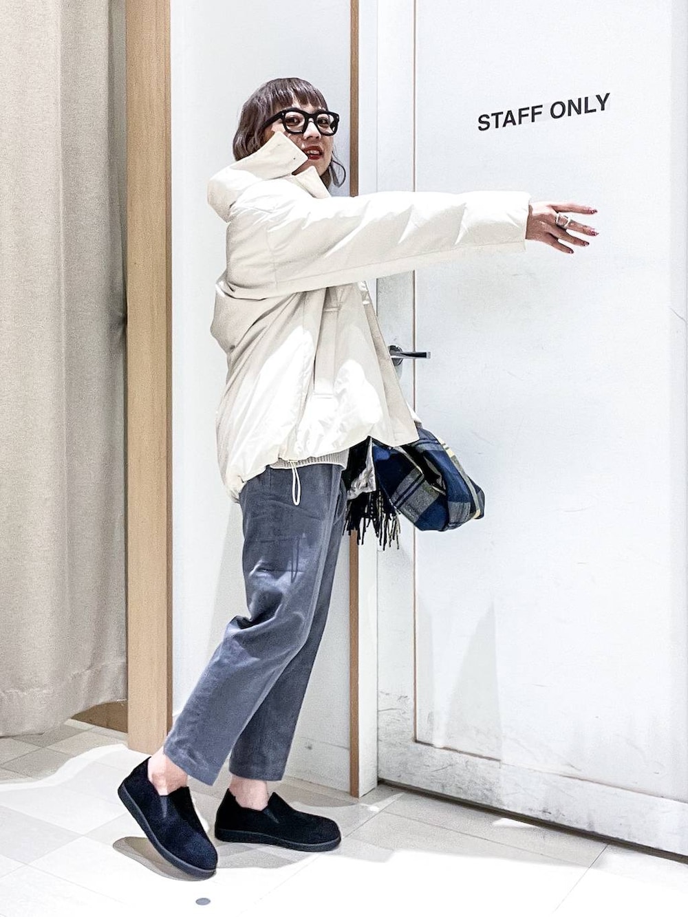 ホワイト系のブルゾン、ベージュ系のニット/セーター、ブルー系のその他パンツを着用したレディースの冬コーディネートの5枚目の写真
