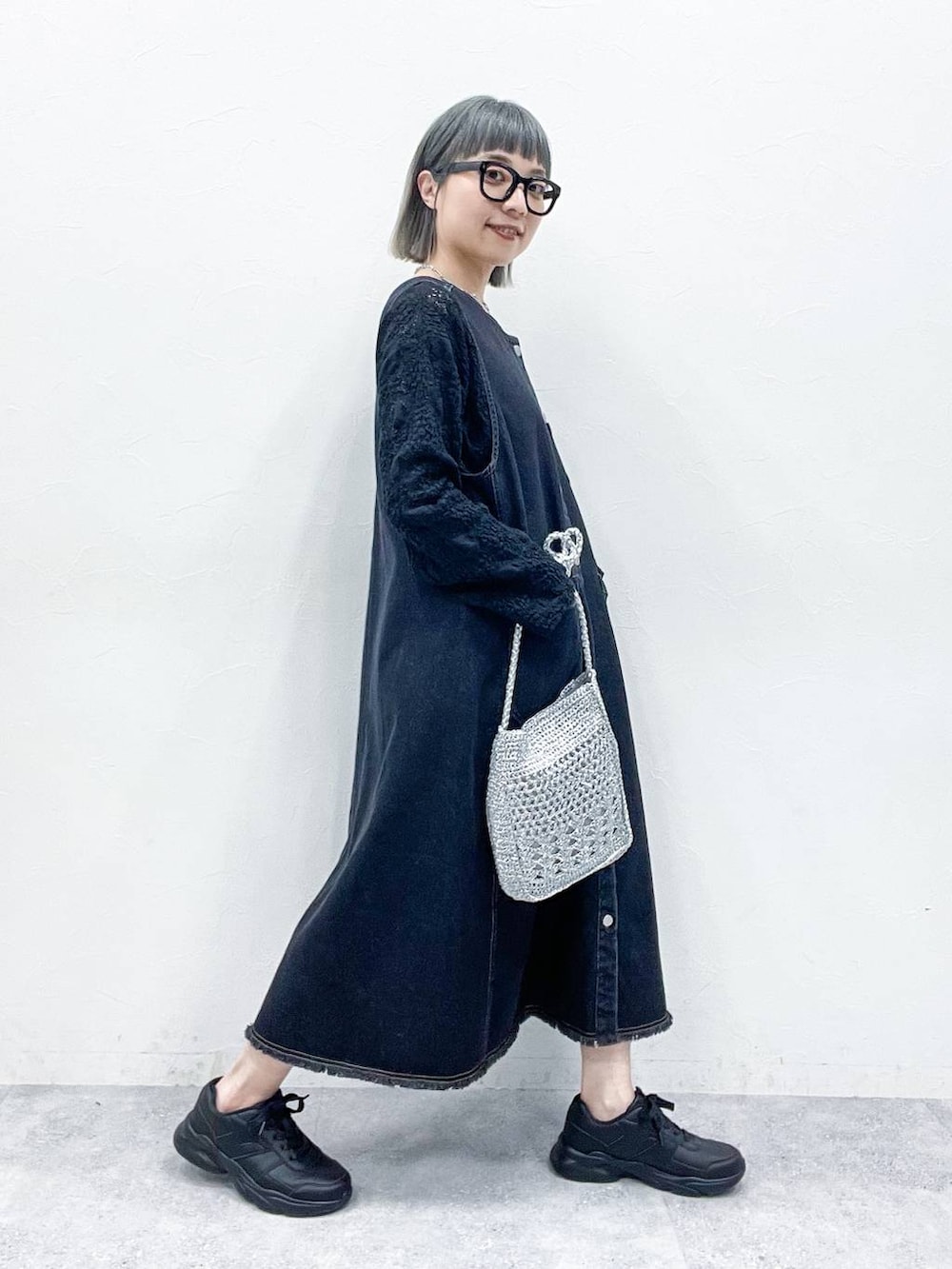 ブラック系のTシャツ/カットソーを着用したレディースの春コーディネートの6枚目の写真