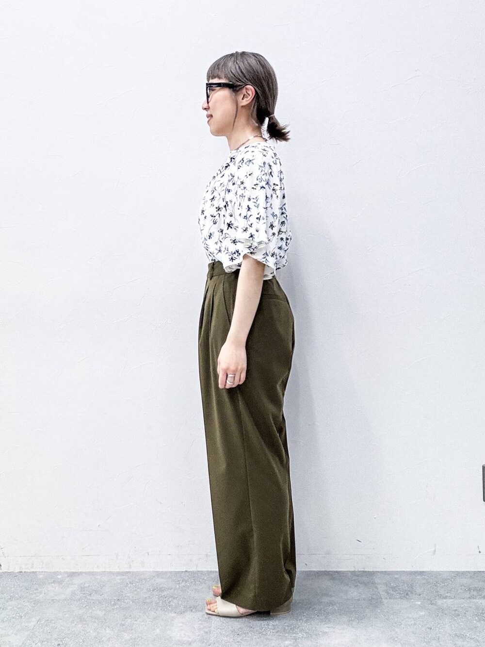 ベージュ系のショルダーバッグ、ベージュ系のサンダル、ホワイト系のシャツ/ブラウスを着用したレディースの春コーディネートの7枚目の写真