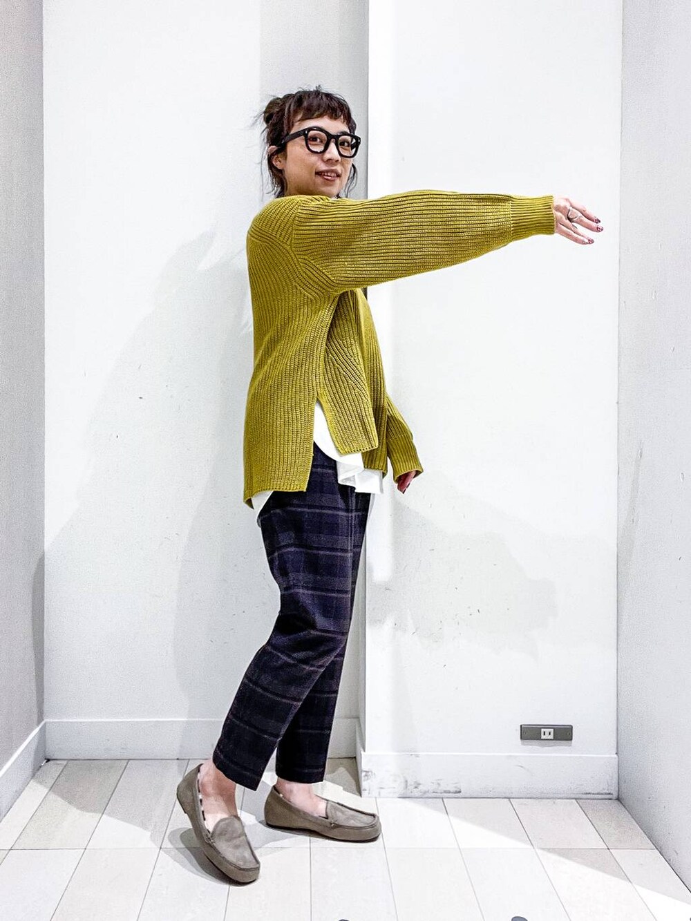 ベージュ系のその他アウター、その他のTシャツ/カットソー、イエロー系のニット/セーターを着用したレディースの冬コーディネートの9枚目の写真