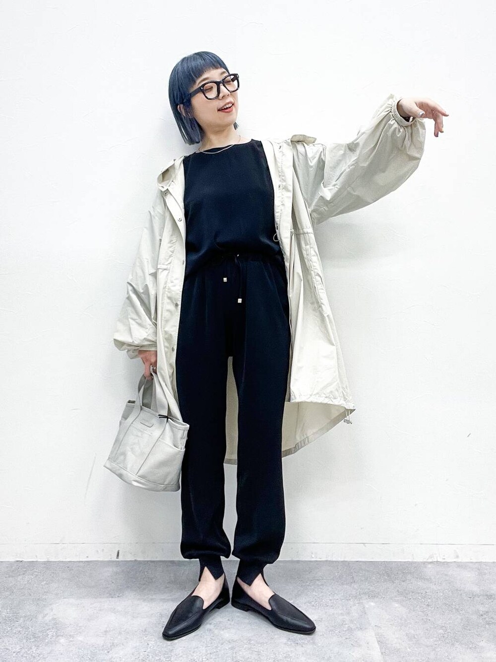 ホワイト系のトートバッグ、ブラック系のローファー、ブラック系のその他パンツを着用したレディースの春コーディネートの2枚目の写真
