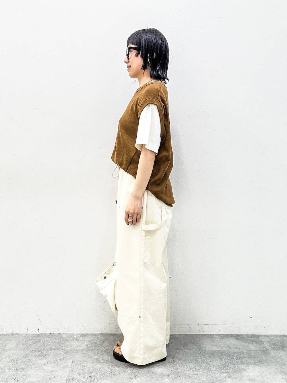 ホワイト系のその他パンツ、ホワイト系のショルダーバッグ、ホワイト系のTシャツ/カットソーを着用したレディースの春コーディネートの3枚目の写真