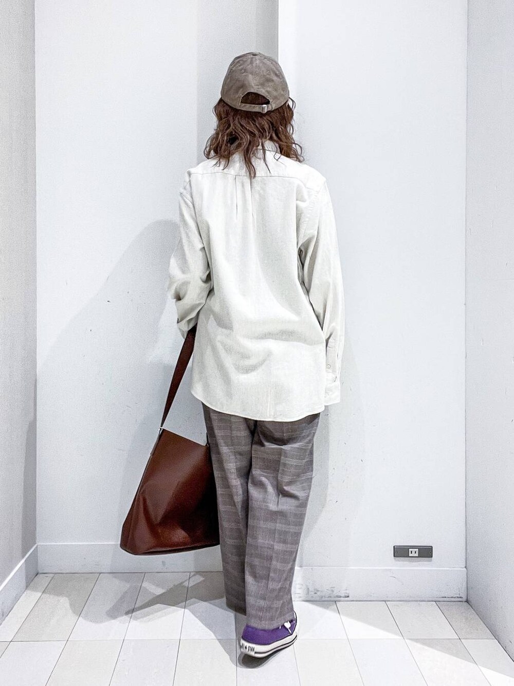 ブラウン系のその他パンツ、ホワイト系のシャツ/ブラウス、ブラウン系のショルダーバッグを着用したレディースの秋コーディネートの4枚目の写真