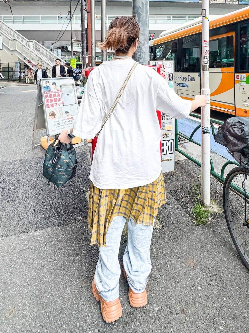 ホワイト系のTシャツ/カットソーを着用したレディースの春コーディネートの4枚目の写真