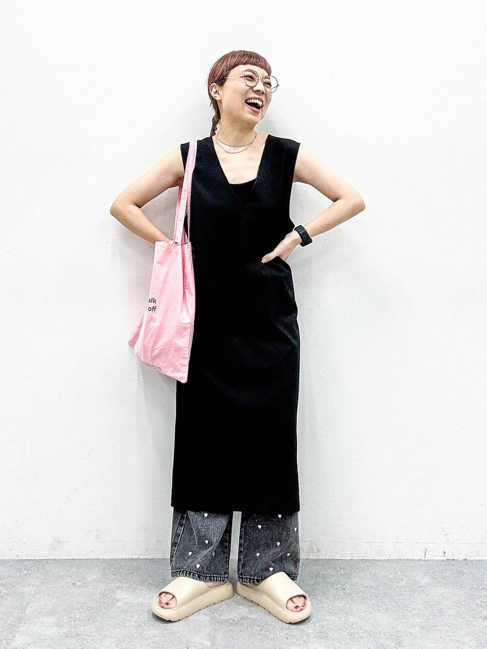 ブラック系のTシャツ/カットソー、ブラック系のワンピース、ブラック系のデニムパンツを着用したレディースの夏コーディネートの7枚目の写真