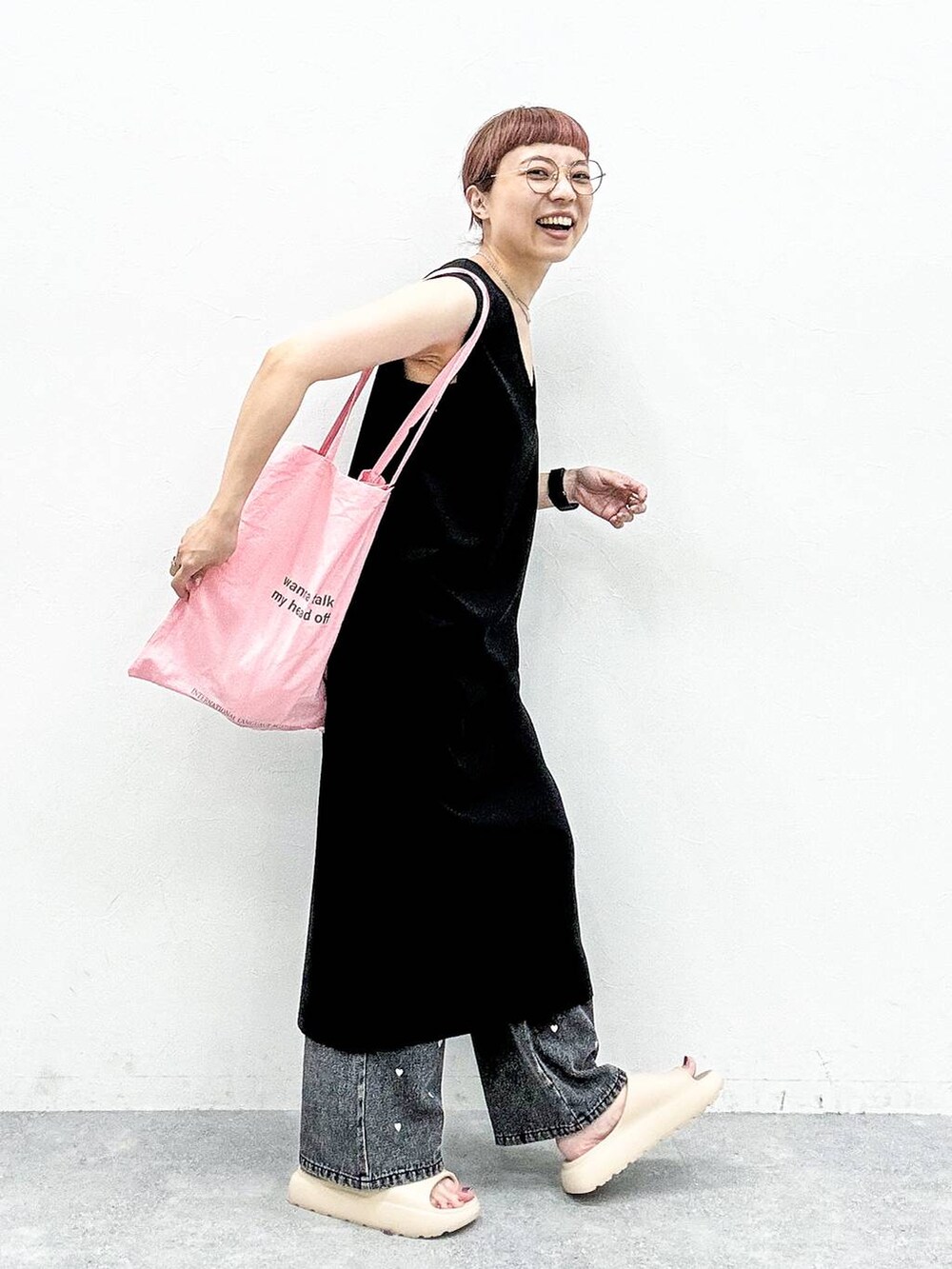 ブラック系のTシャツ/カットソー、ブラック系のワンピース、ブラック系のデニムパンツを着用したレディースの夏コーディネートの6枚目の写真