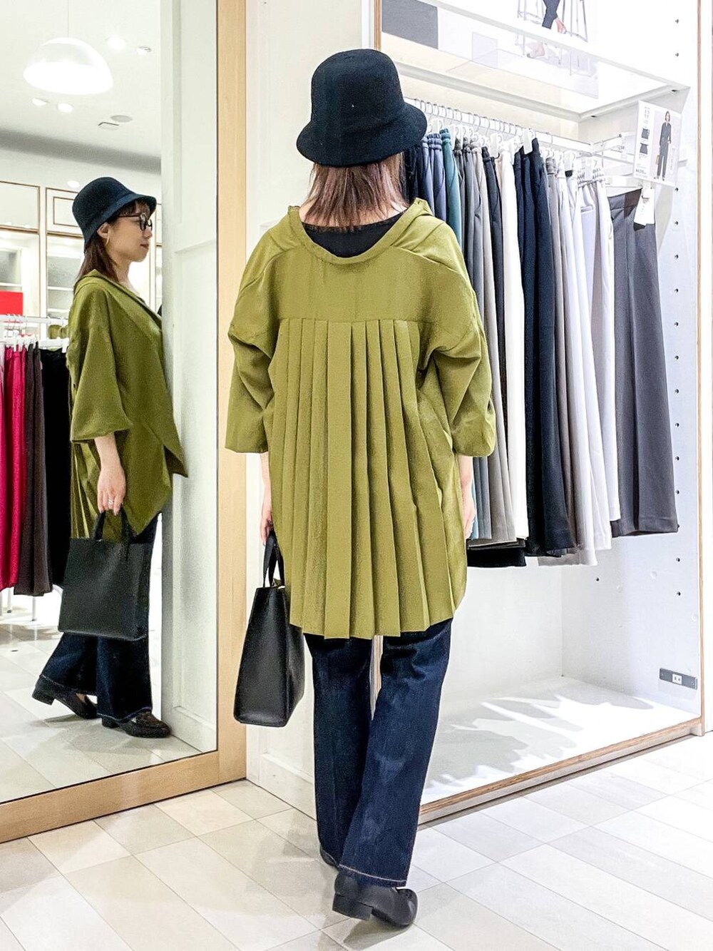 その他のパンプス、グレー系のタンクトップ、ブラック系のショルダーバッグを着用したレディースの夏コーディネートの4枚目の写真