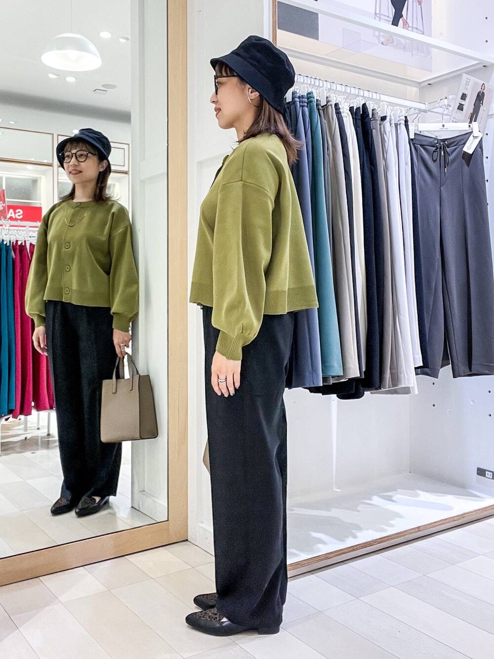 その他のパンプス、ベージュ系のショルダーバッグ、イエロー系のカーディガン/ボレロを着用したレディースの夏コーディネートの3枚目の写真