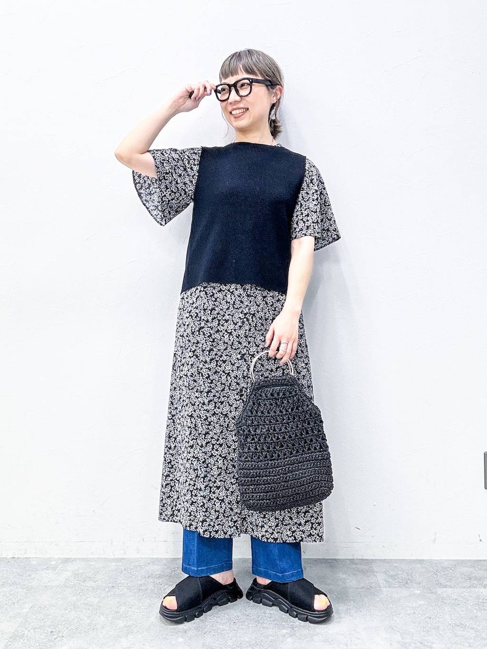 ブルー系のスラックス、ブラック系のサンダル、ブラック系のベストを着用したレディースの春コーディネートの7枚目の写真