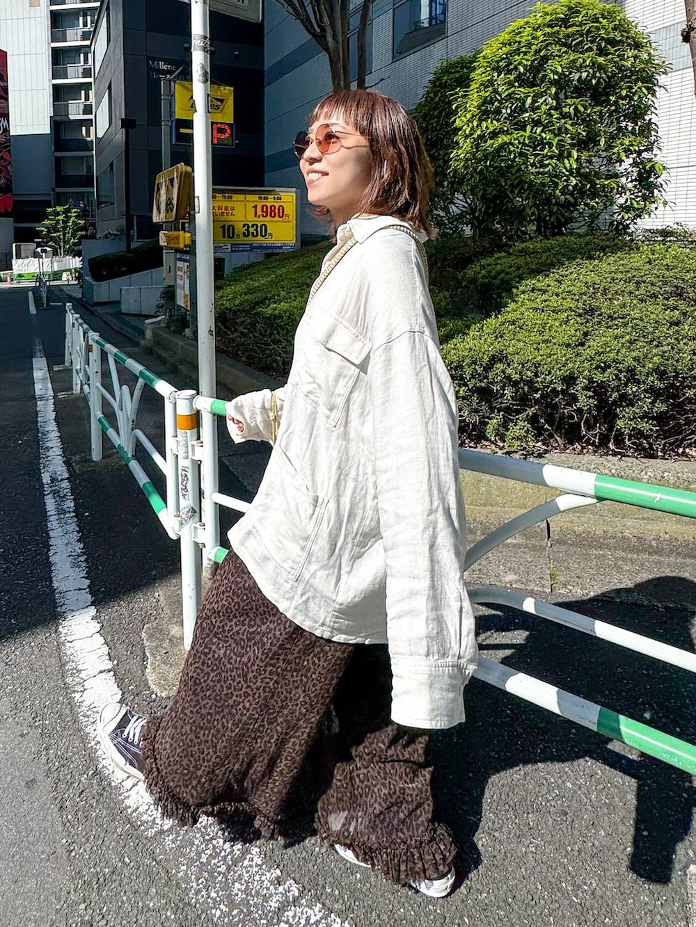 ブラック系のTシャツ/カットソー、ホワイト系のTシャツ/カットソーを着用したレディースの春コーディネートの3枚目の写真