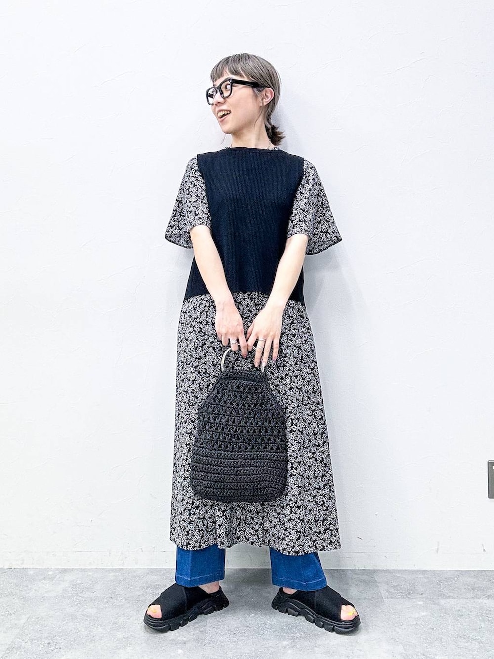 ブルー系のスラックス、ブラック系のサンダル、ブラック系のベストを着用したレディースの春コーディネートの8枚目の写真