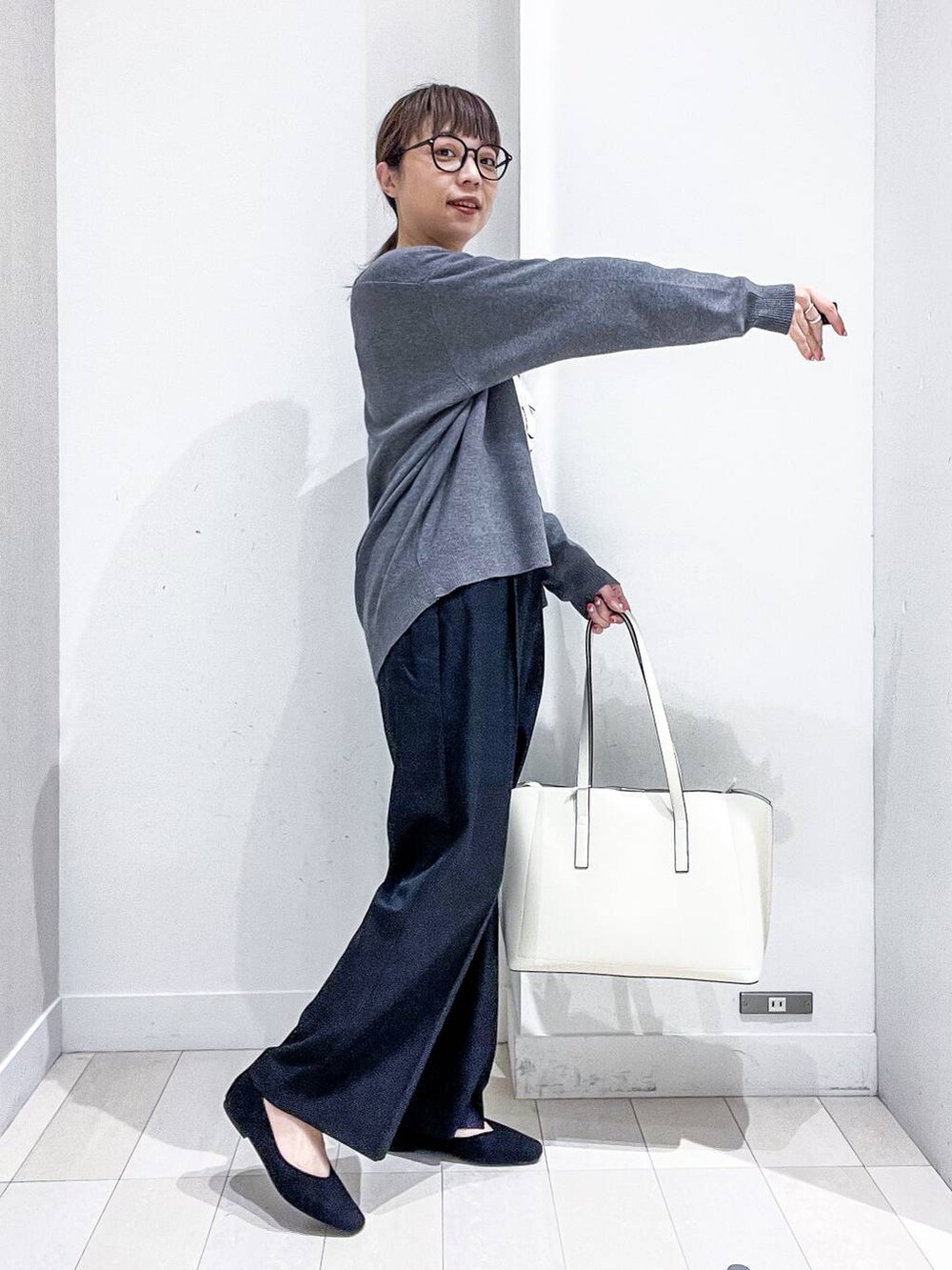 ブラック系のその他パンツ、ホワイト系のシャツ/ブラウス、グレー系のカーディガン/ボレロを着用したレディースの秋コーディネートの5枚目の写真