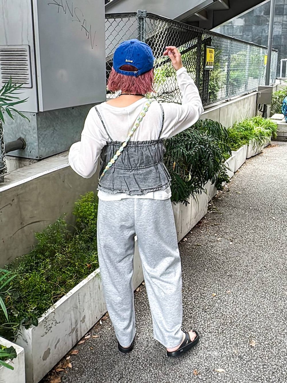 グレー系のスウェットパンツ、ホワイト系のTシャツ/カットソー、グレー系のその他トップスを着用したレディースの夏コーディネートの4枚目の写真