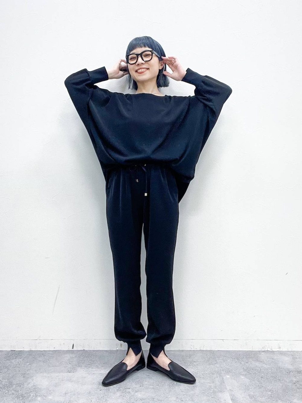 ホワイト系のトートバッグ、ブラック系のローファー、ブラック系のその他パンツを着用したレディースの春コーディネートの6枚目の写真